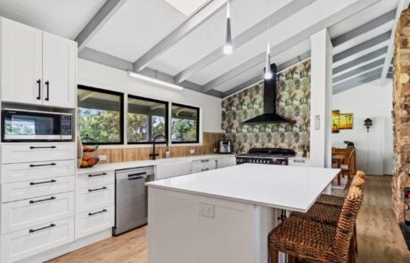 Kitchen Renovation Dayboro Brisbane QLD view of gas cooktop and extraction fan and island bench with breakfast bar